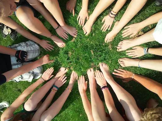 Organisation de team buildings ressourçants et de séminaires bien-être Séance de sophrologie et team building ressourçant pour les collaborateurs